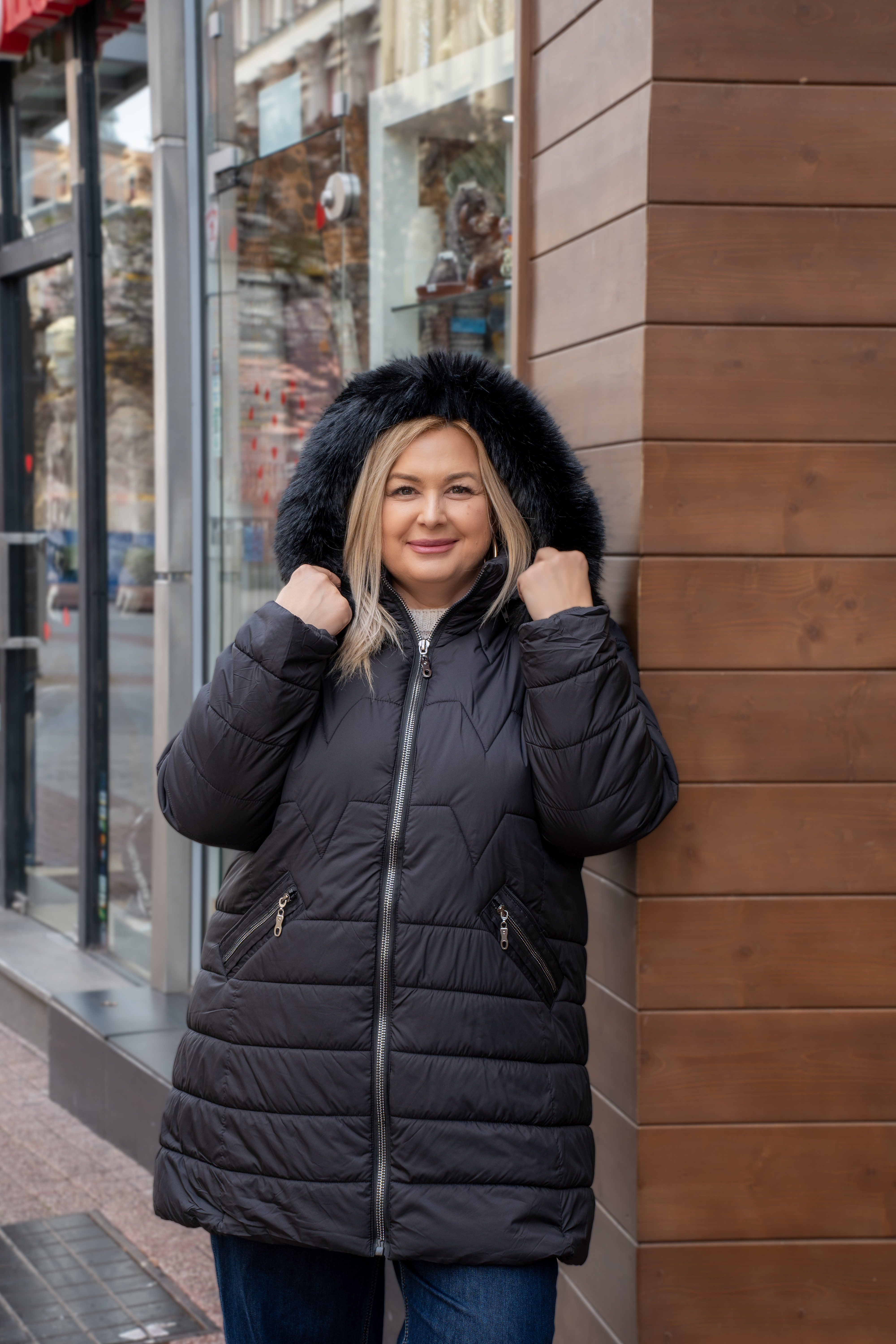 МАКСИ яке в черно със сваляща се качулка и пух