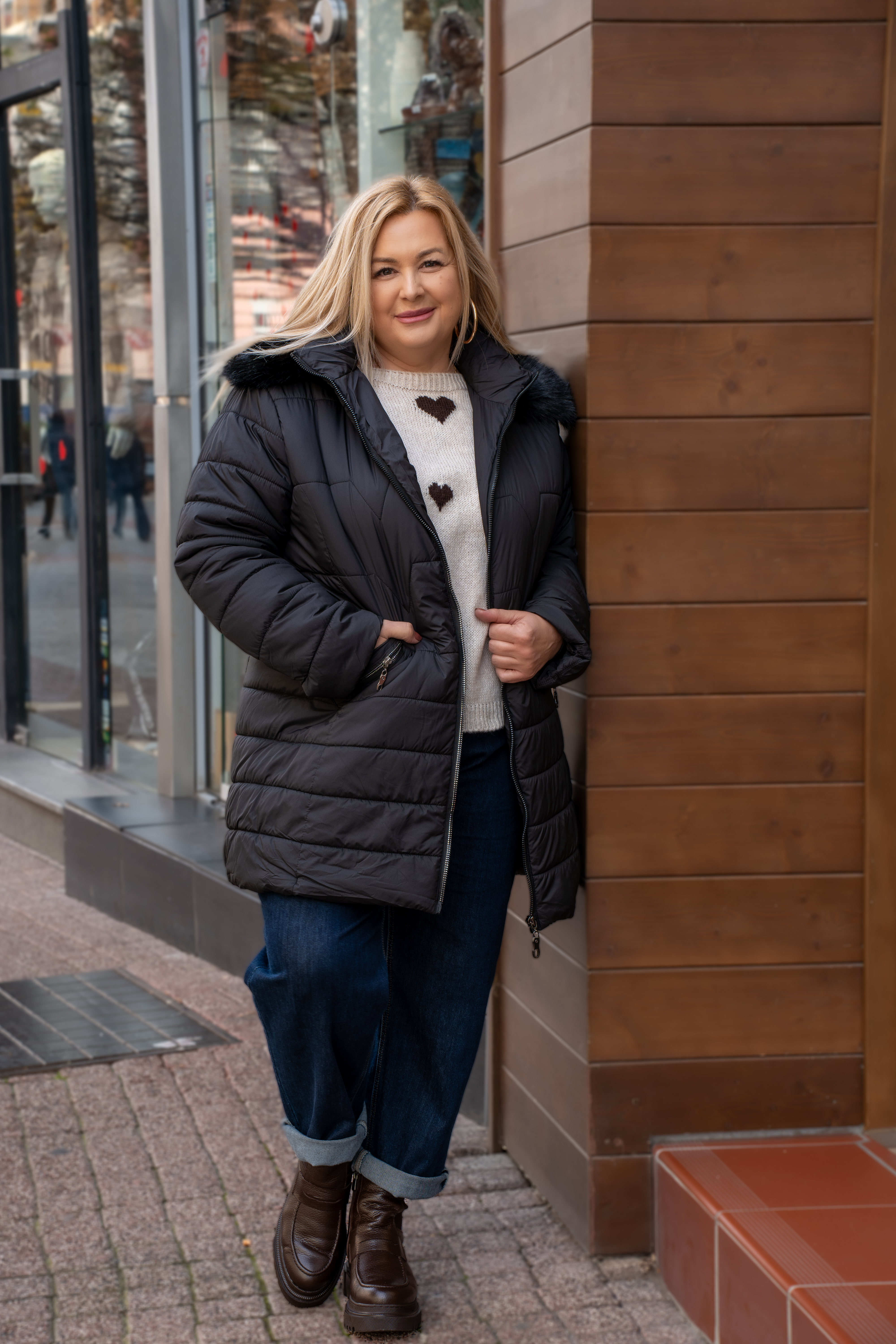 МАКСИ яке в черно със сваляща се качулка и пух