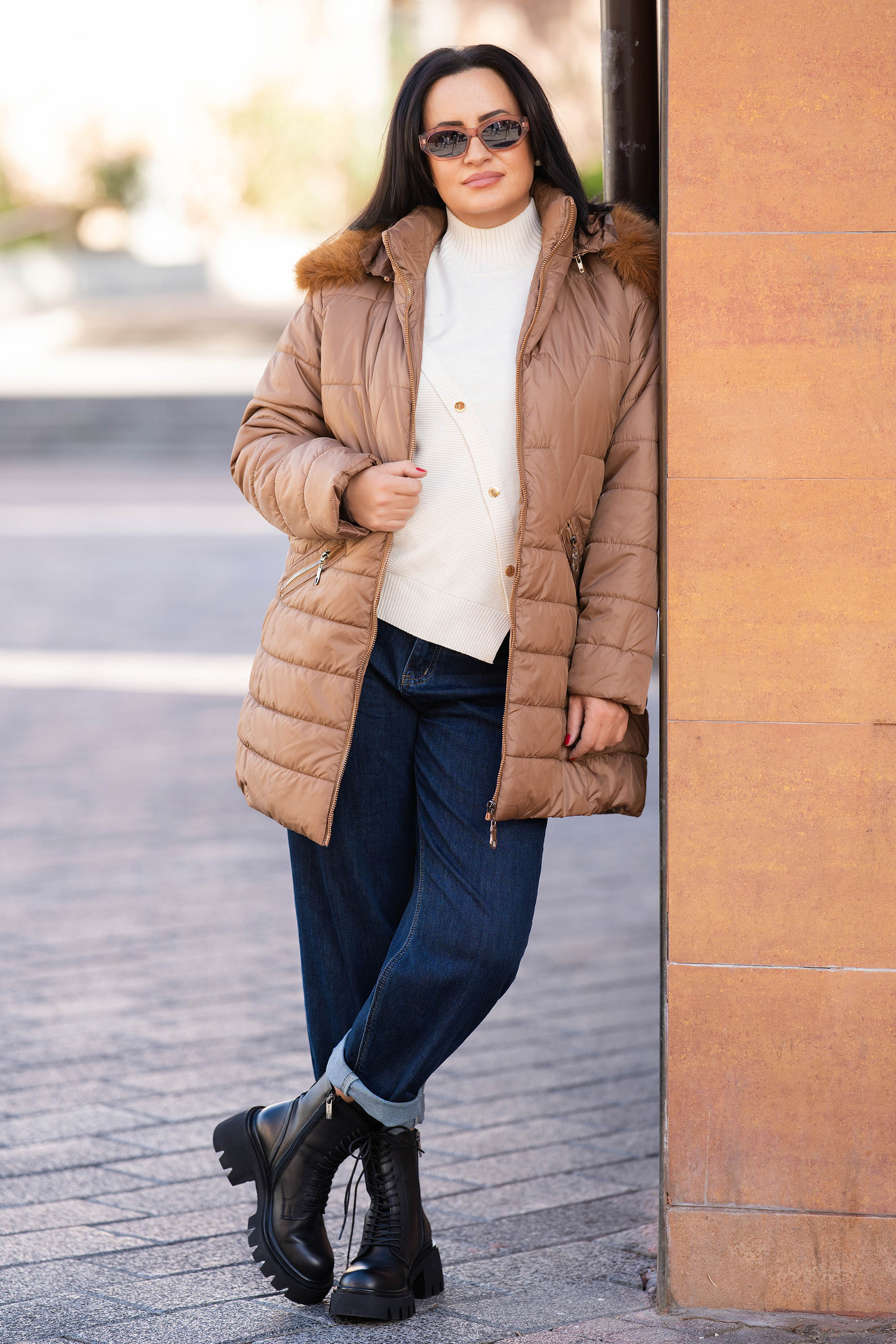 МАКСИ яке в кафяво със сваляща се качулка и пух