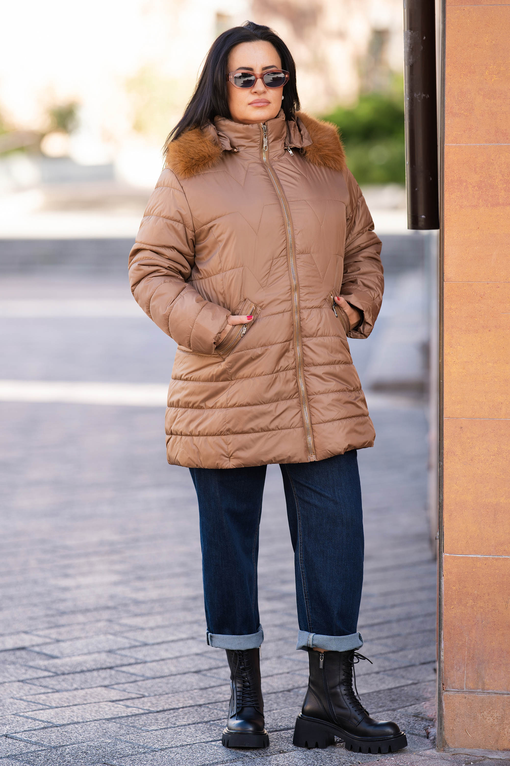 МАКСИ яке в кафяво със сваляща се качулка и пух