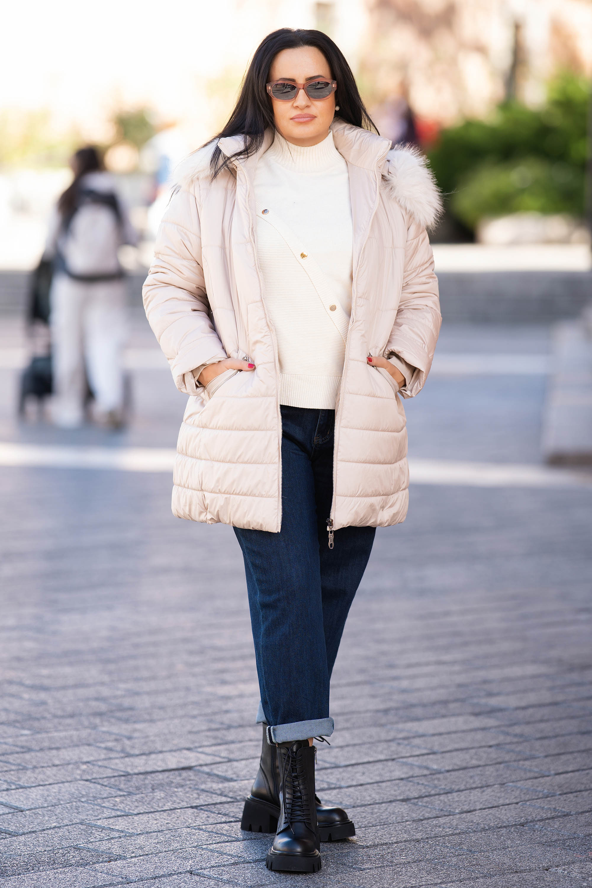 МАКСИ яке в светлобежово със сваляща се качулка и пух