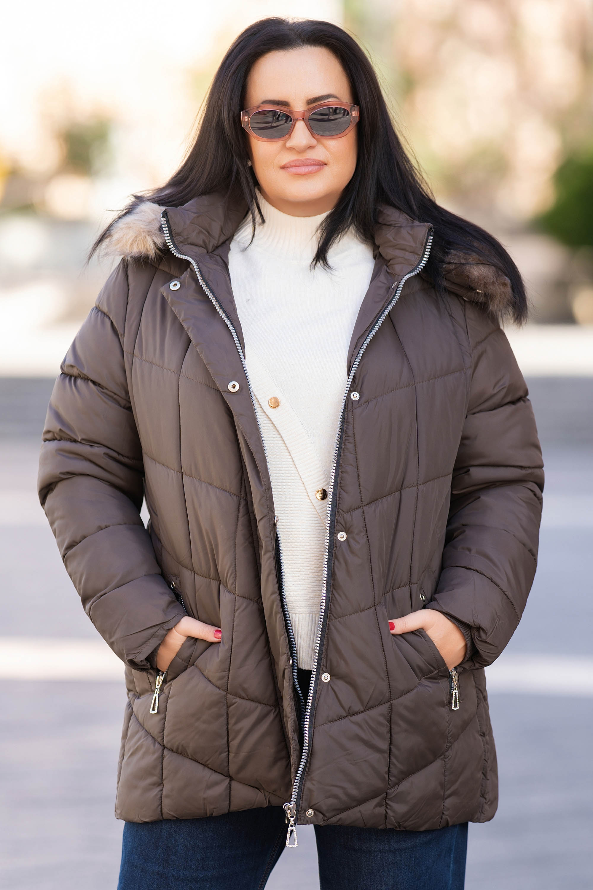 МАКСИ зимно яке в кафяво с качулка със свалящ се пух