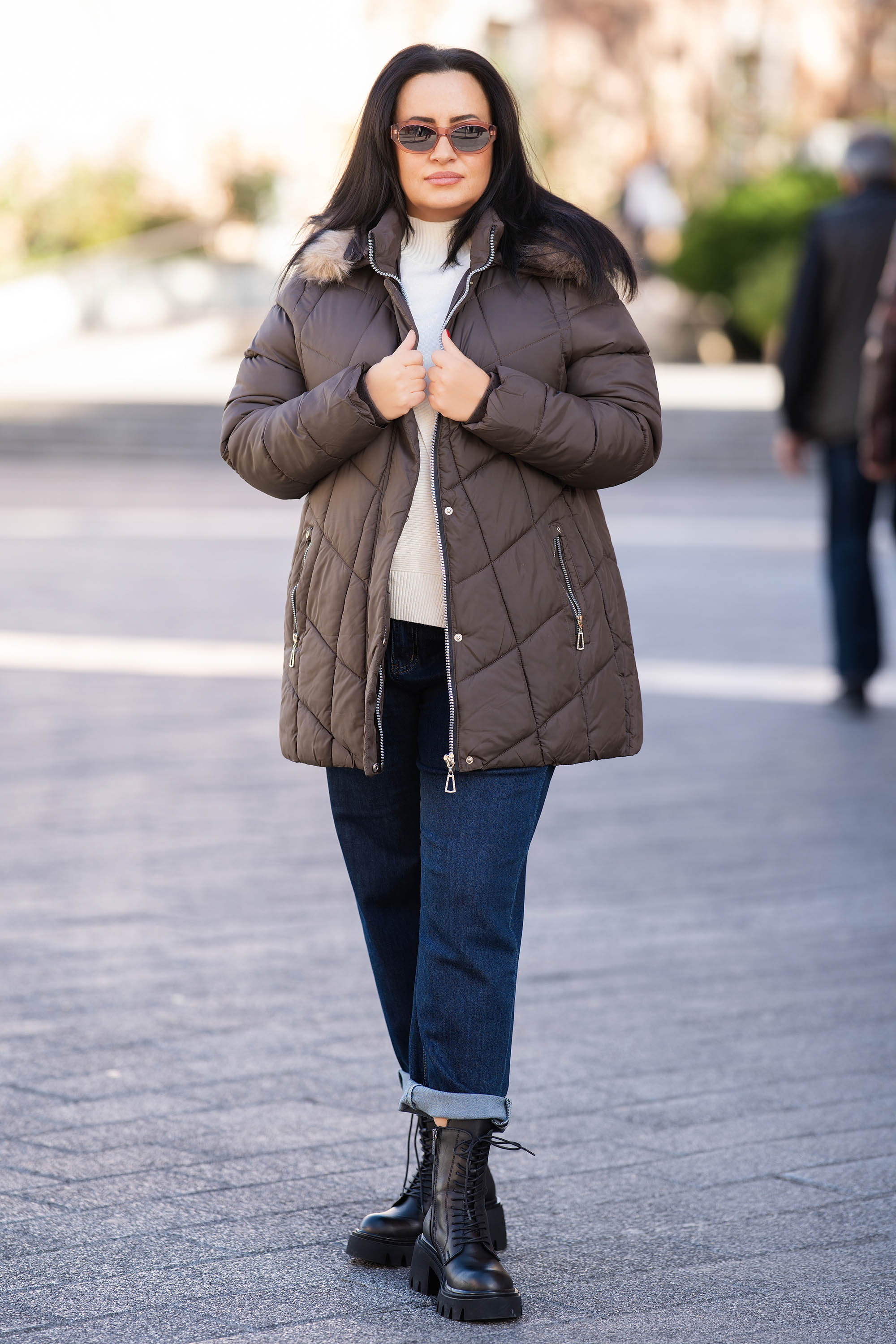 МАКСИ зимно яке в кафяво с качулка със свалящ се пух