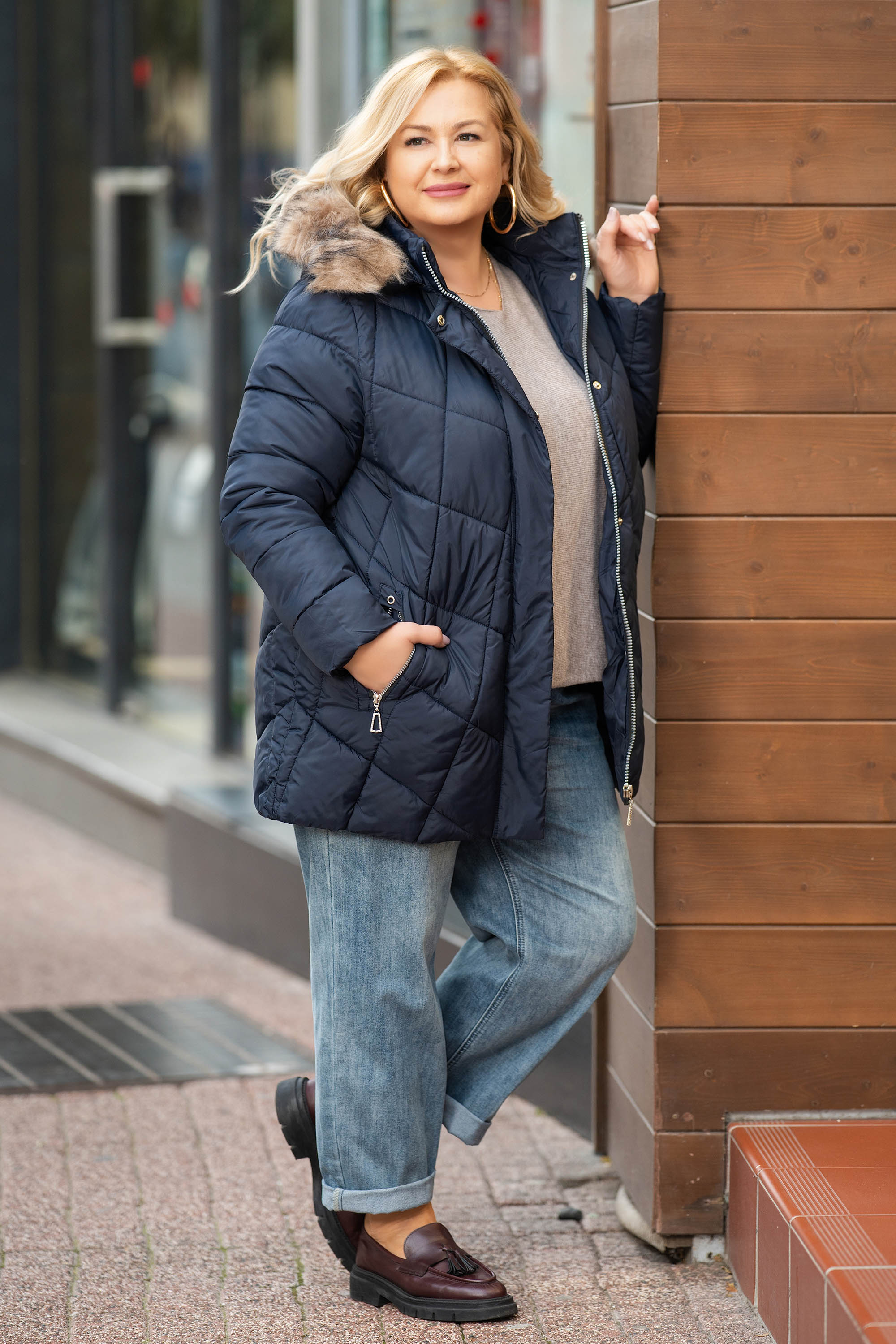 МАКСИ зимно яке в тъмносиньо с качулка със свалящ се пух