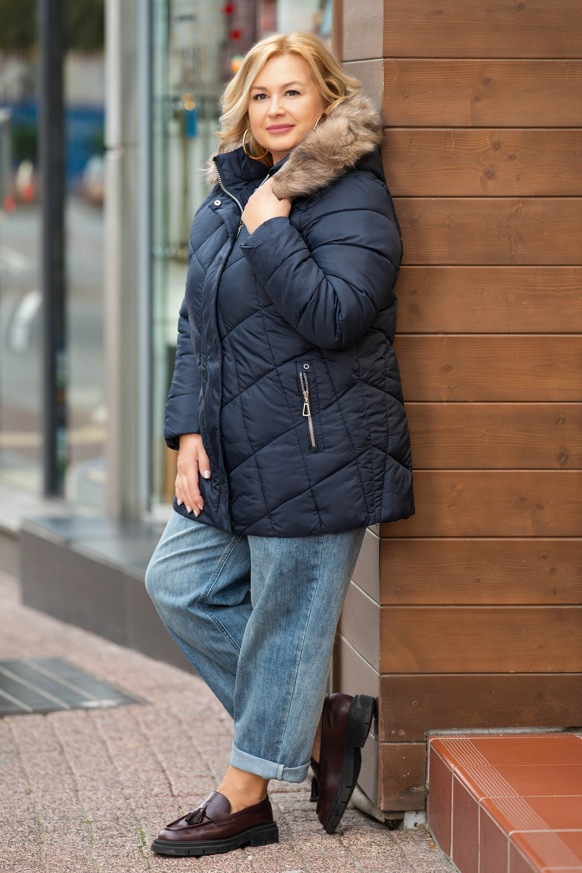 МАКСИ зимно яке в тъмносиньо с качулка със свалящ се пух