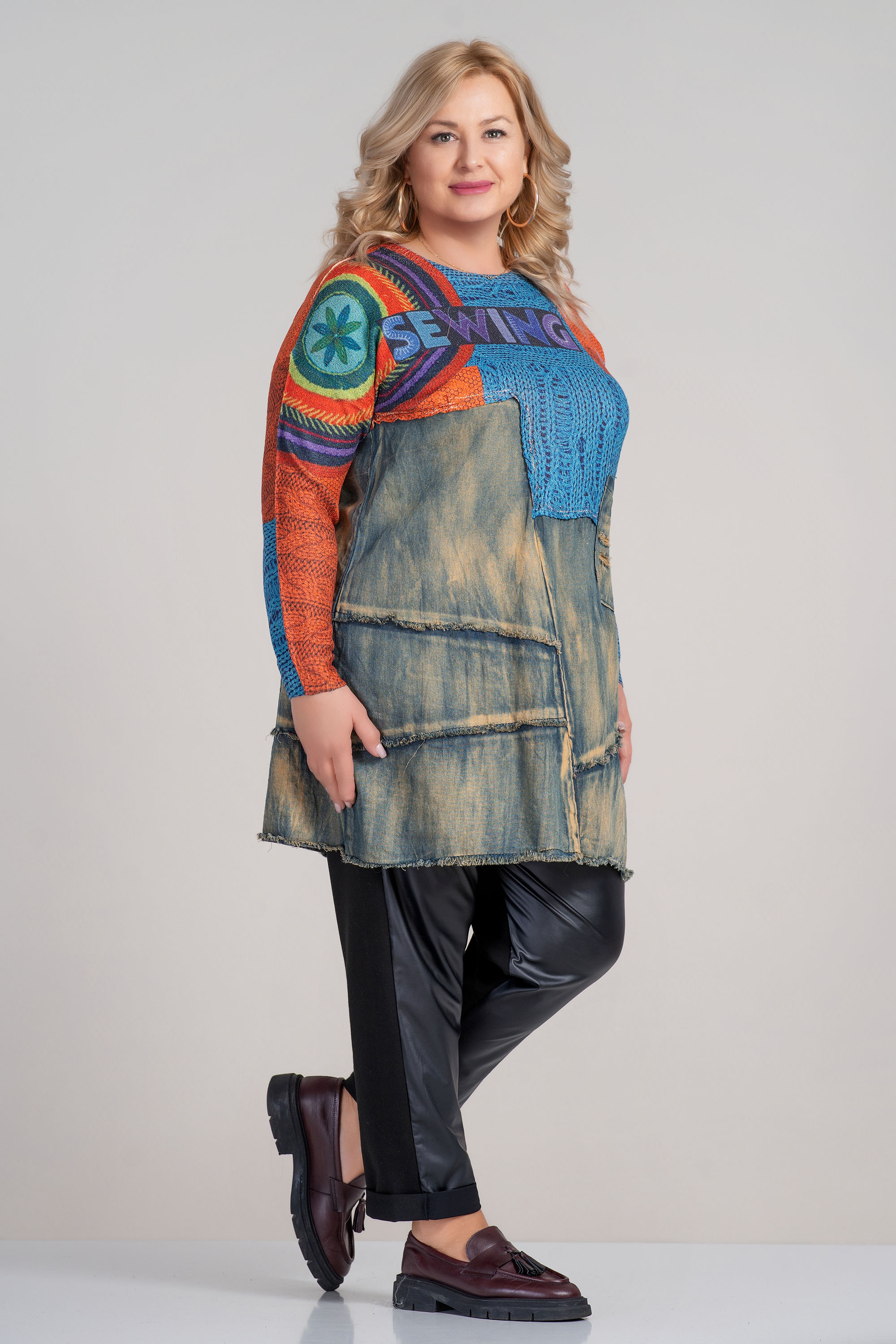 МАСКИ цветна туника с акцент деним и артистичен принт