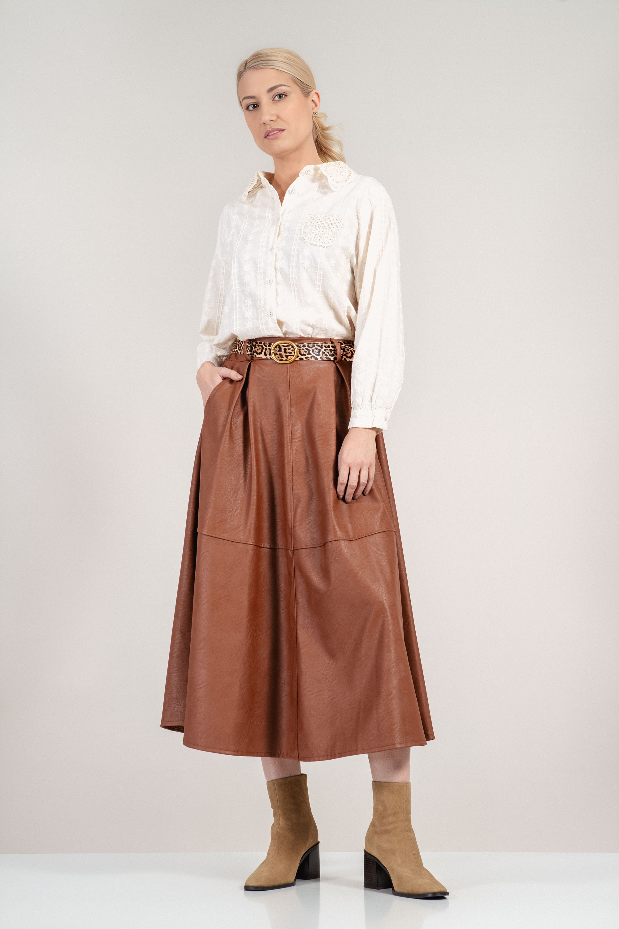 Миди кожена пола в кафяв карамел с леопардов колан