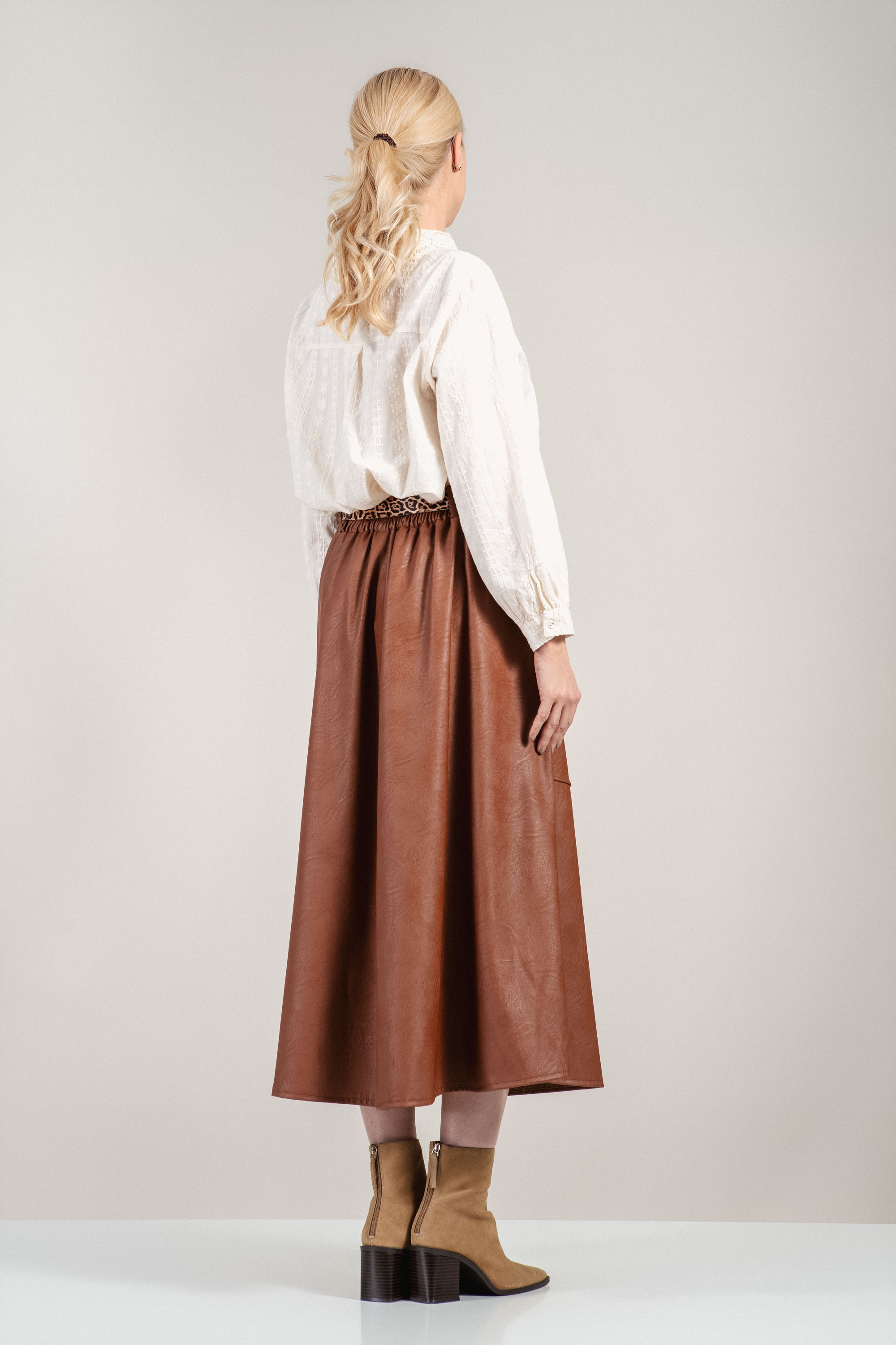 Миди кожена пола в кафяв карамел с леопардов колан