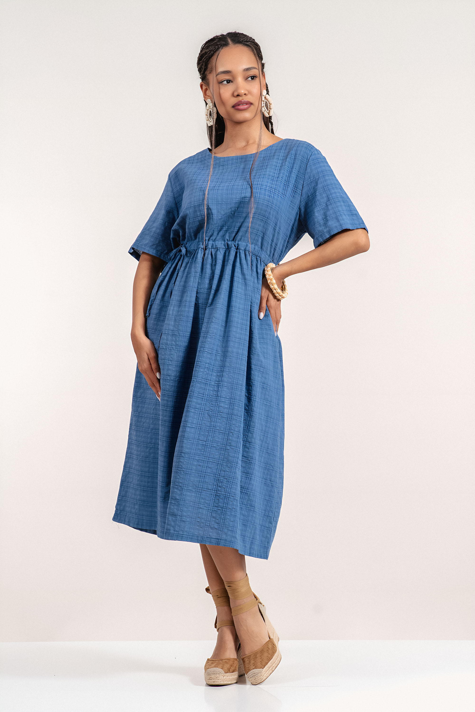 Миди рокля от памук в синьо с връзка на талията и свободна кройка