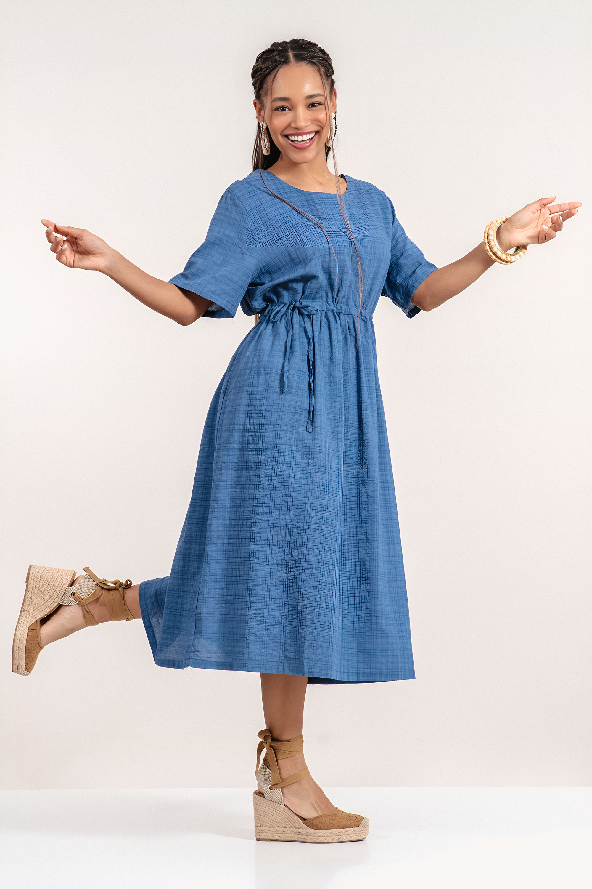 Миди рокля от памук в синьо с връзка на талията и свободна кройка
