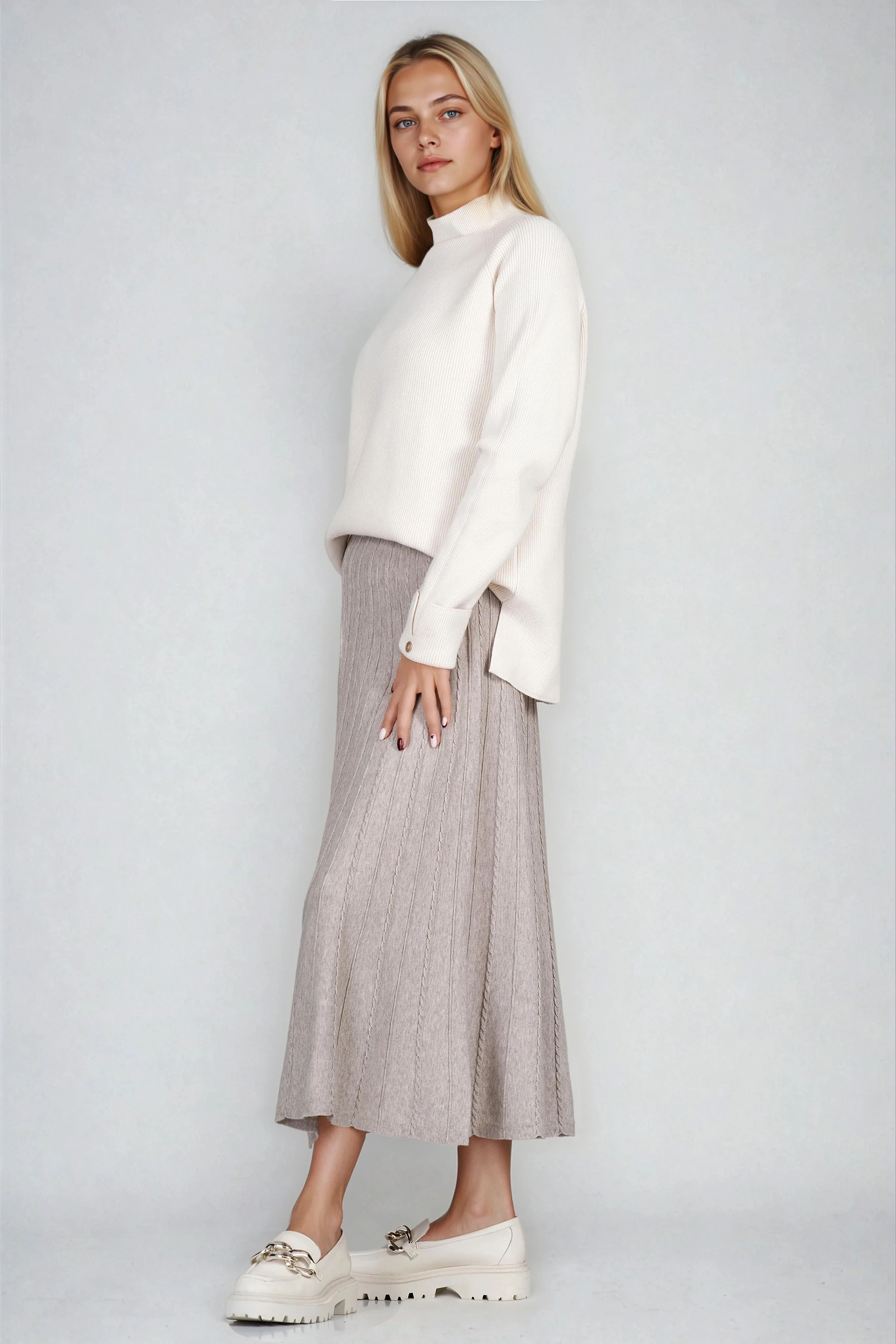 Плетена пола в цвят визон с ластик в талията и релефна плетка