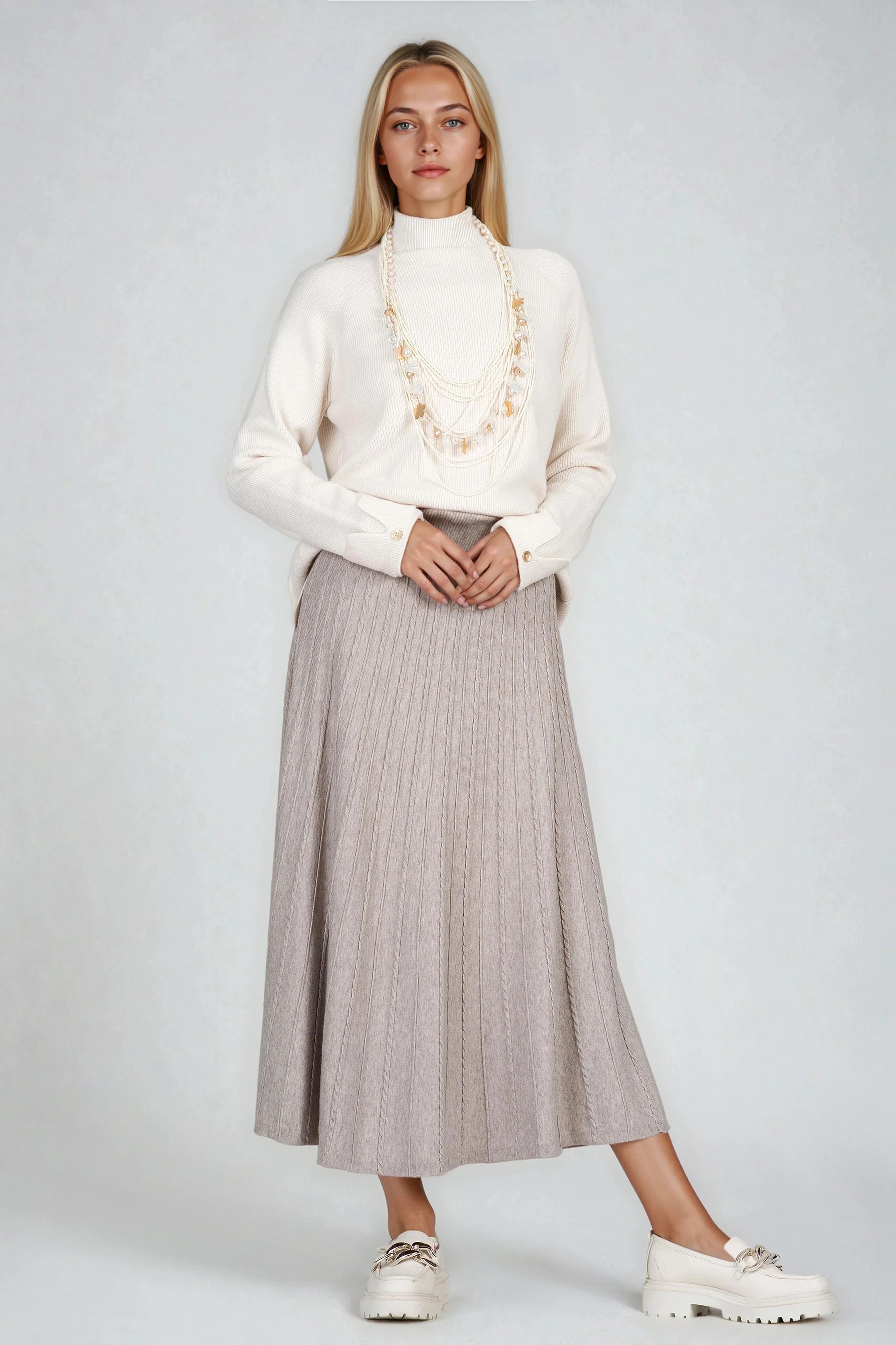 Плетена пола в цвят визон с ластик в талията и релефна плетка