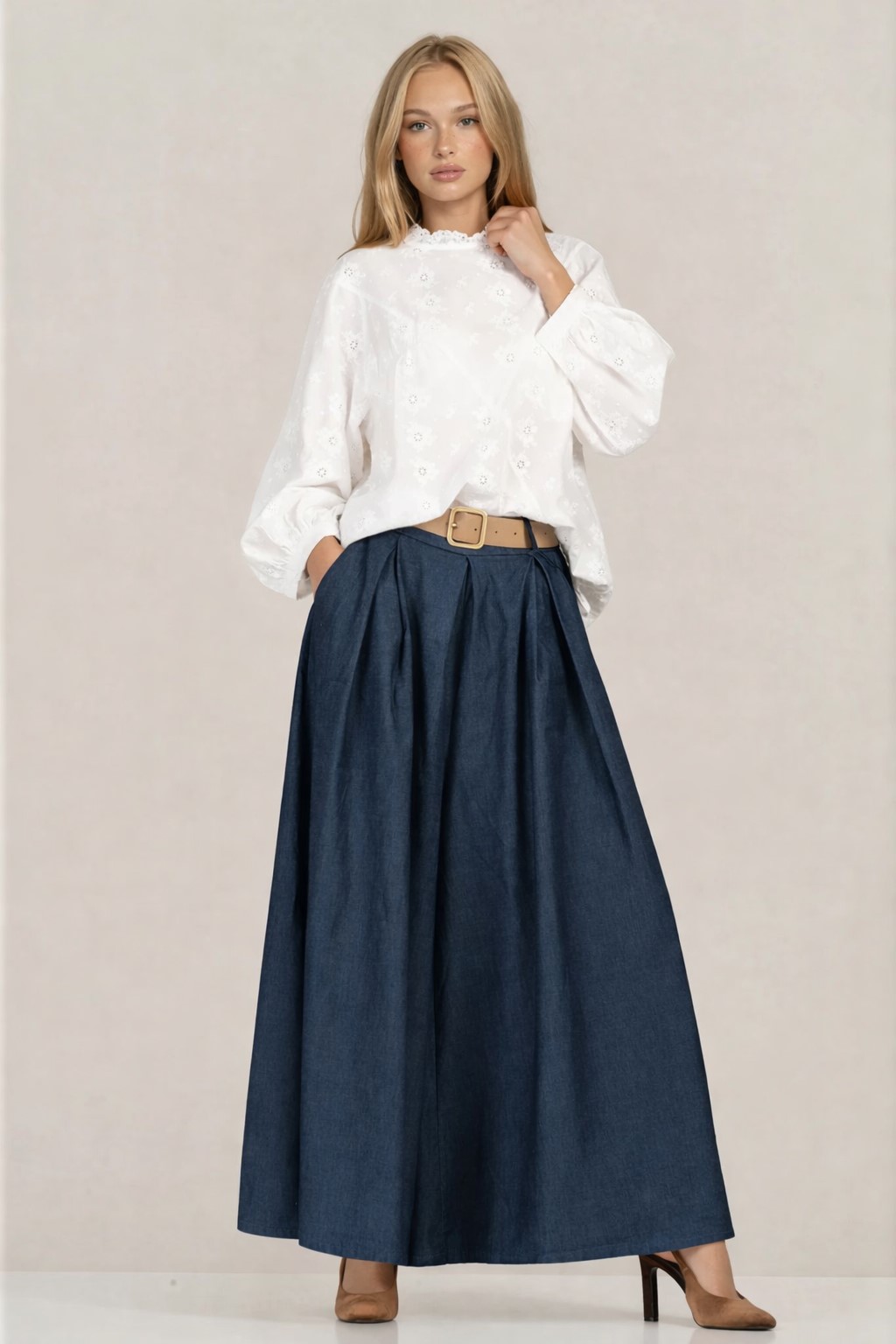 Пола-панталон от памучна материя в тъмносиньо с широк силует и бежов колан