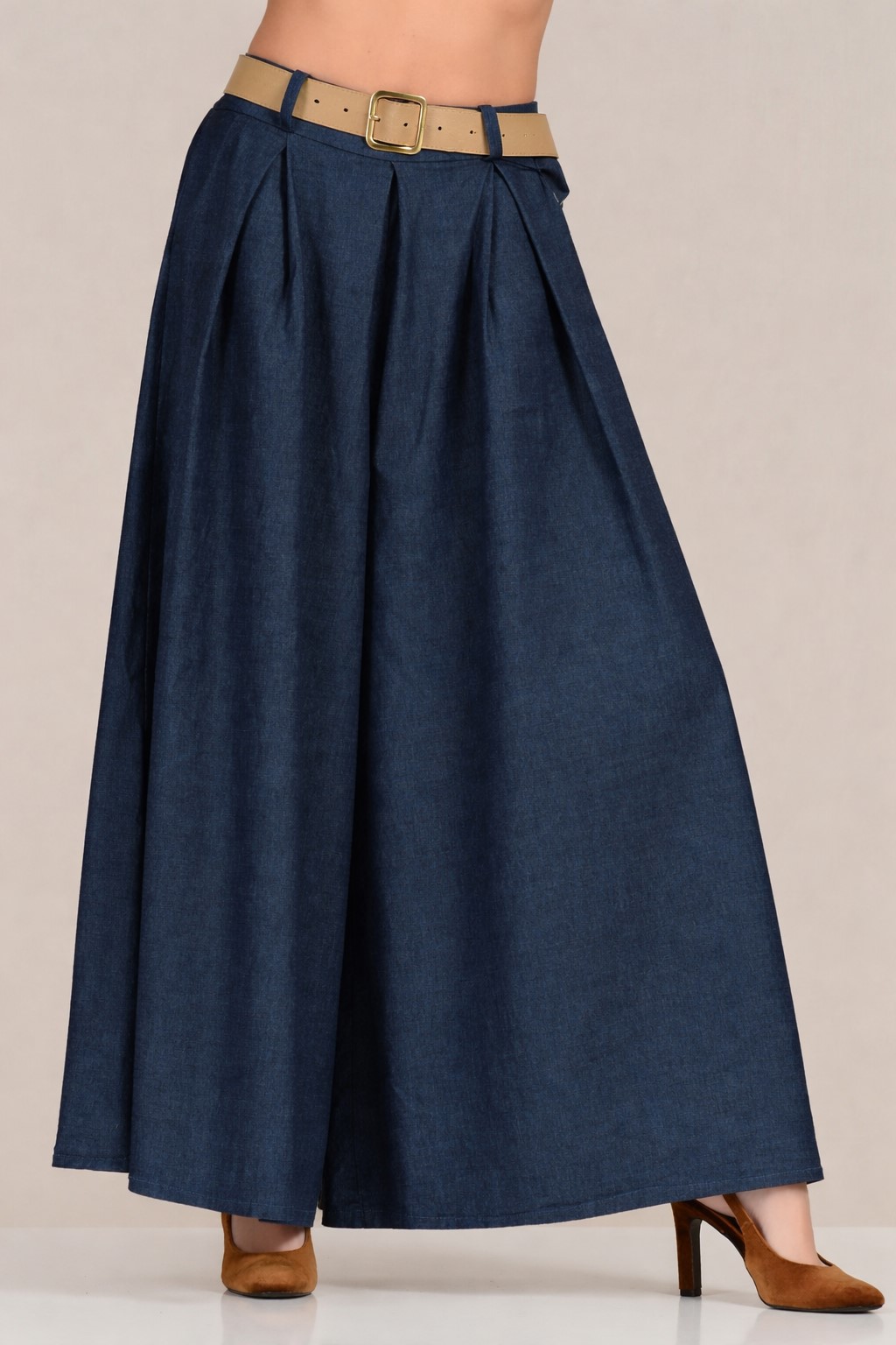 Пола-панталон от памучна материя в тъмносиньо с широк силует и бежов колан