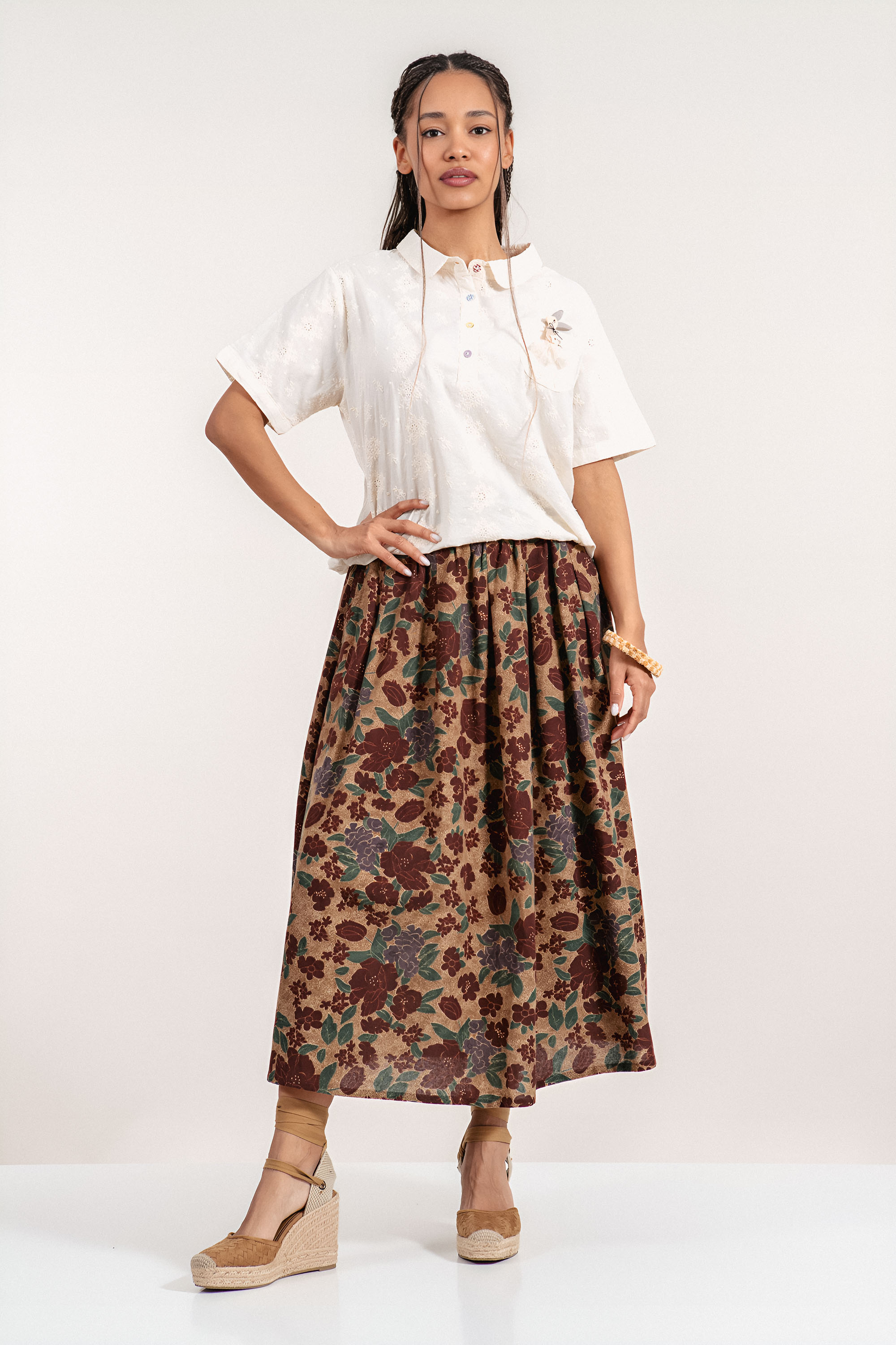 Пола в цвят тютюн с флорален принт и ластична талия