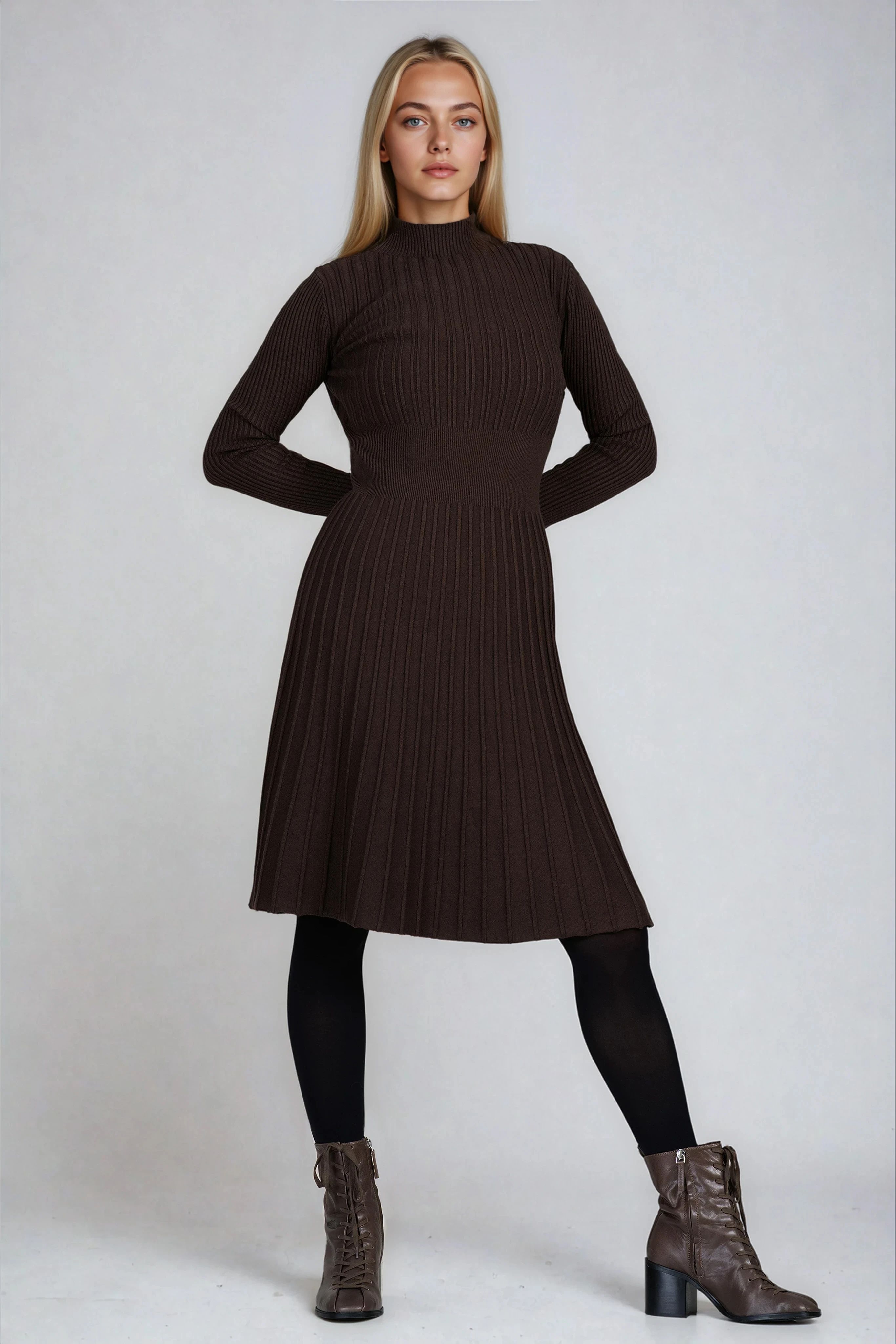 Рокля от фино плетиво в кафяво с вталена кройка