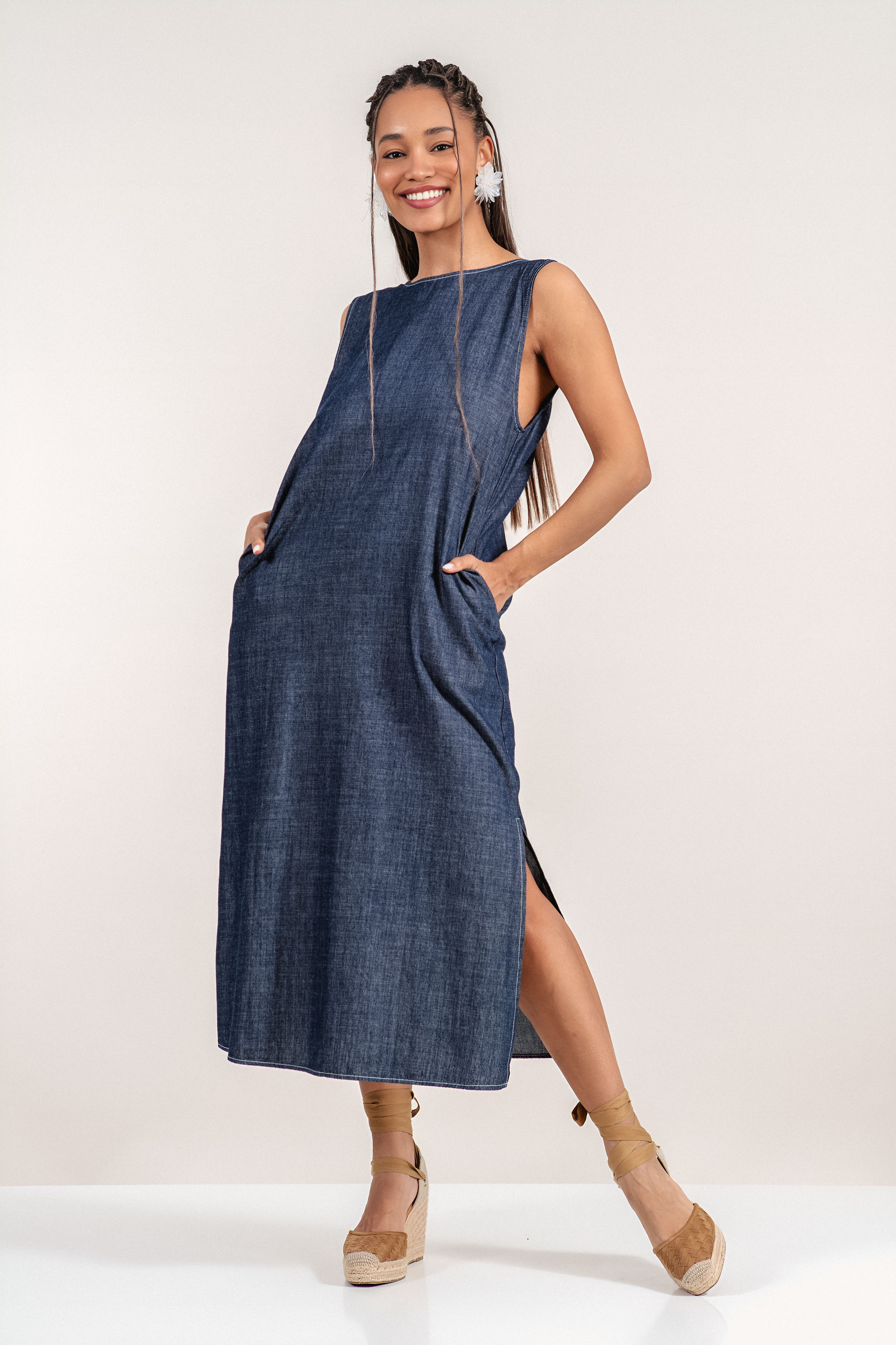 Рокля от памук в тъмносин деним с широк силует и връзка на гърба