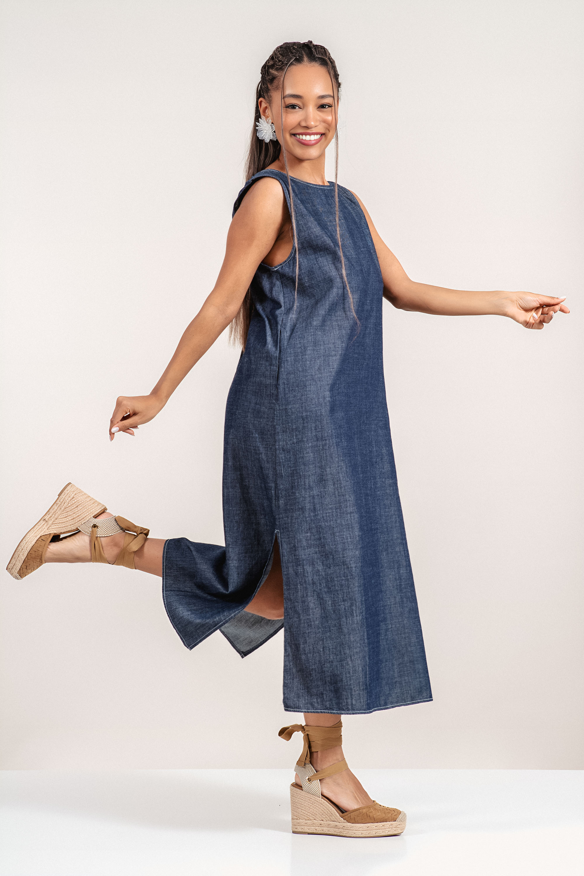 Рокля от памук в тъмносин деним с широк силует и връзка на гърба