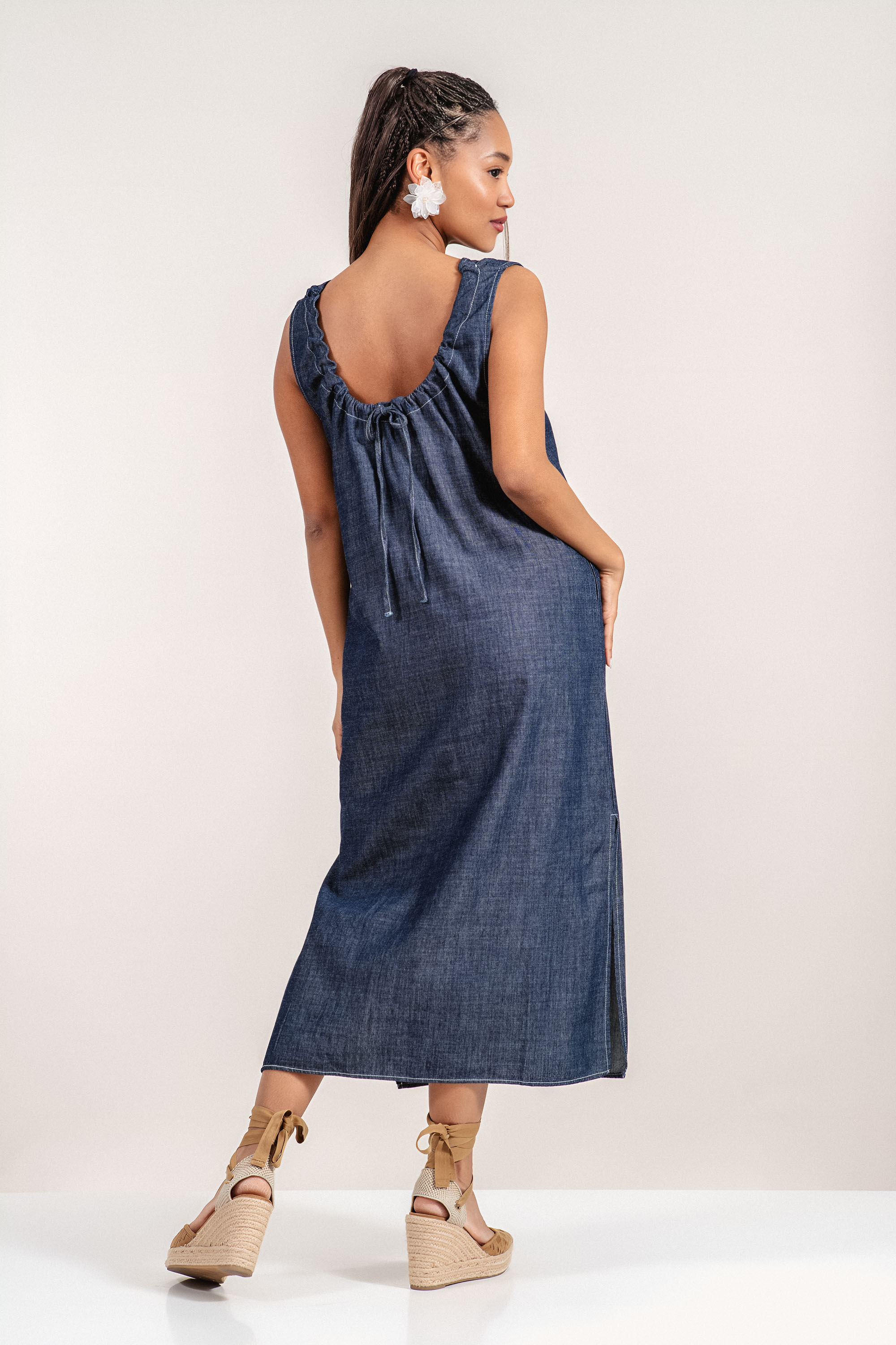 Рокля от памук в тъмносин деним с широк силует и връзка на гърба