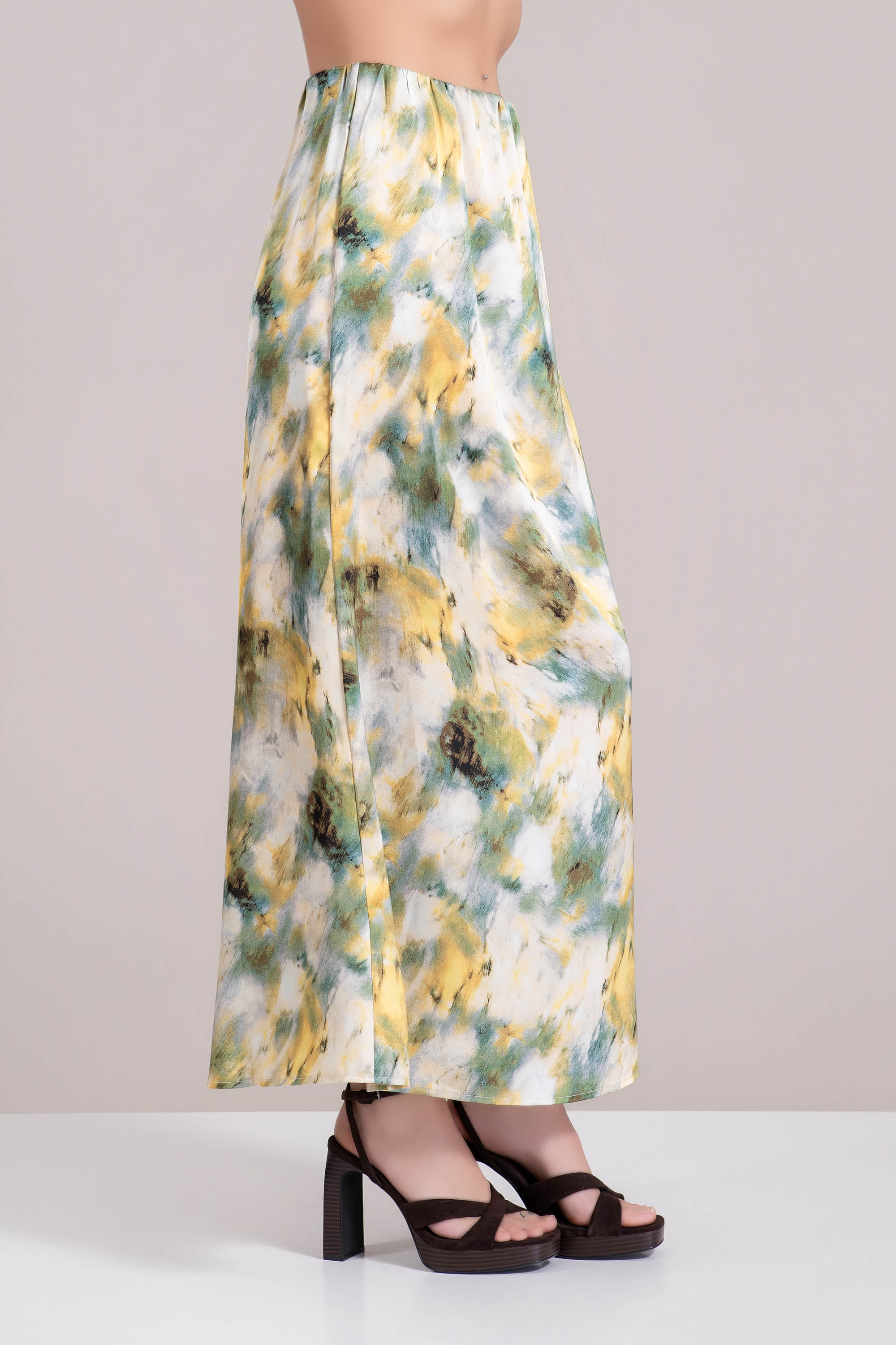 Сатенирана пола с жълти цветя на зелен фон